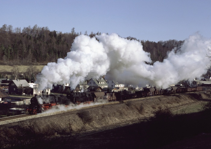 58 311 + 95 027 mit Ng 64415 hinter Gräfenroda, 19.03.1993