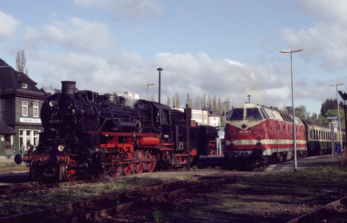 58 311 neben 219 159 in Lobenstein, am 04.05.1998