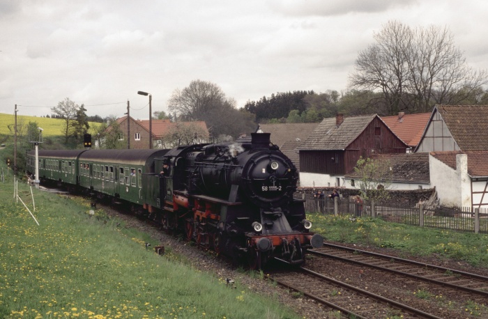 58 311 mit Personenzug RB 15111 in Knau, am 06.05.1998