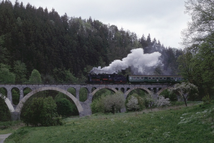 58 311 mit RB 15111 auf Viadukt bei Ziegenrück, am 06.05.1998