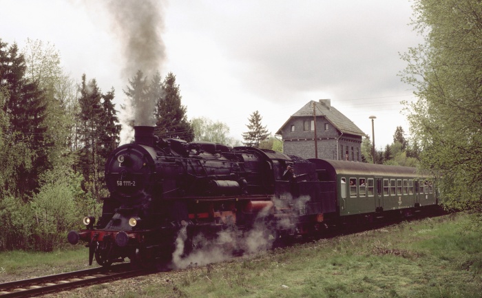 58 311 mit RB 15111 Abfahrt Haltepunkt Lückenmühle, 06.05.1998