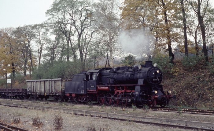 58 311 mit Güterzug in Marksuhl, am 30.10.1999
