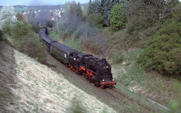 58 311 vor Sonderzug bei Dußlingen, Schub: 52 7596, am 23.04.2000