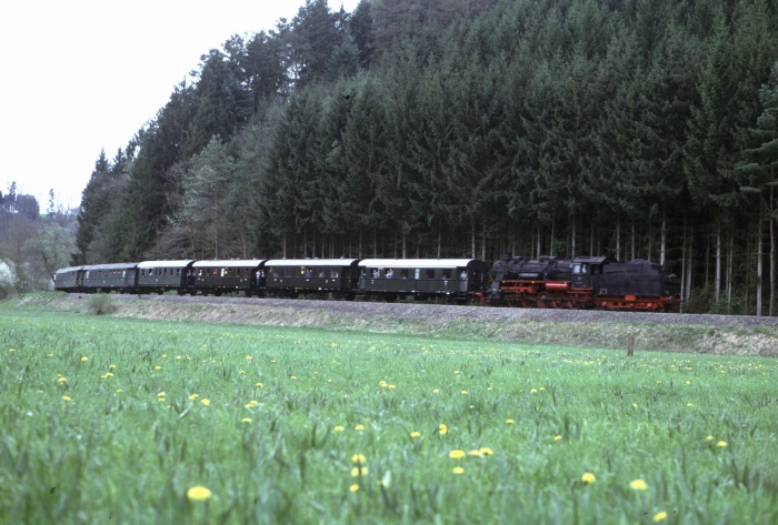 58 311 Tv mit Sonderzug auf der HzL abwärts bei Haigerloch, am 23.04.2000