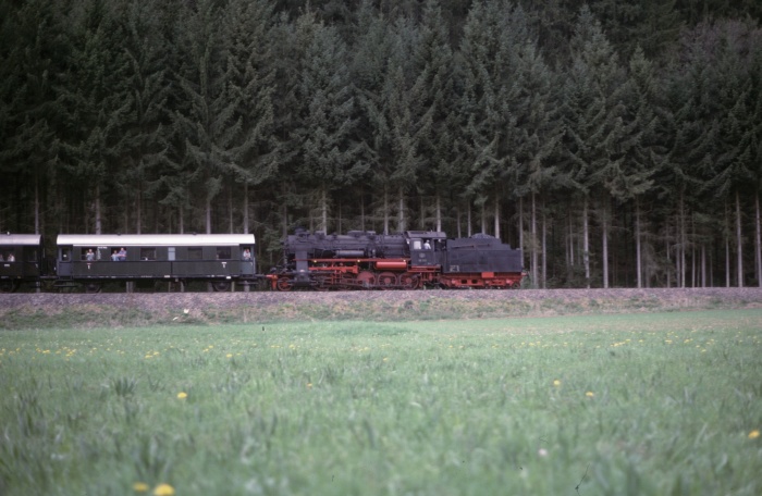 58 311 Tv mit Sonderzug auf der HzL abwärts bei Haigerloch, am 23.04.2000