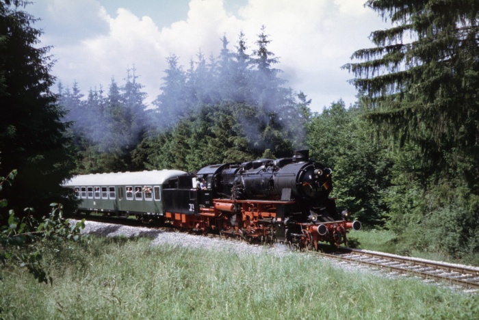 58 311 mit Sonderzug->Gerstetten, Steigung im Wald hinter Amstetten, am 01.07.2006