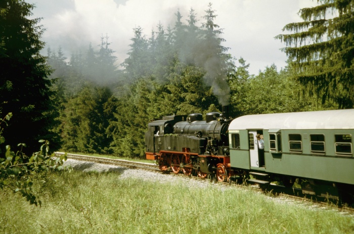 75 1118 schiebt Sonderzug ->Gerstetten, Steigung hinter Amstetten im Wald, 01.07.2006