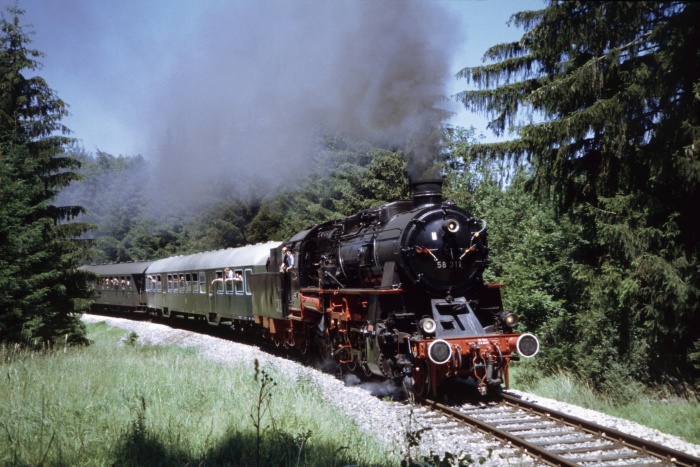 58 311 mit Sonderzug ->Gerstetten, Steigung im Wald hinter Amstetten, am 02.07.2006