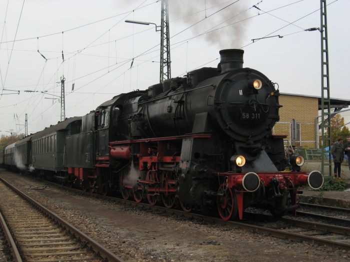 58 311 vor dem noch leeren Sonderzug der UEF in Ettlingen West, 27.10.2007