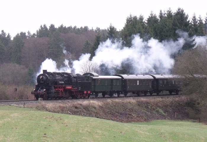 58 311 Personenzug Ulmen->Gerolstein, abwärts bei Betteldorf, am 04.04.2010