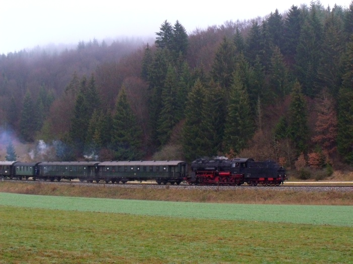 58 311 Tv mit Nikolaus- Sonderzug abwärts im oberen Schandental von Münsingen nach Schelklingen, fotografiert unterhalb von Mehrstetten (bei km 42,2), um 10:53 am 06.12.2015