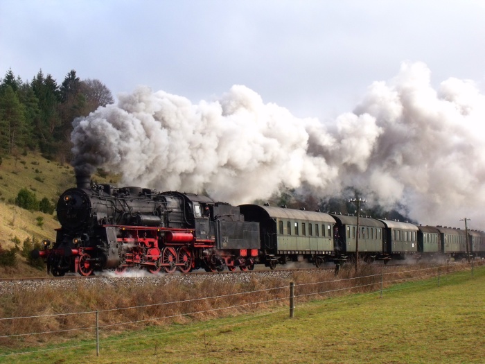 58 311 mit Nikolaus-Sonderzug von Schelklingen nach Münsingen im wunderschönen Schandental der Schwäbischen Alb, wenige Kilometer südlich von Mehrstetten (bei km 42,2), um 12:33h am 06.12.2015.