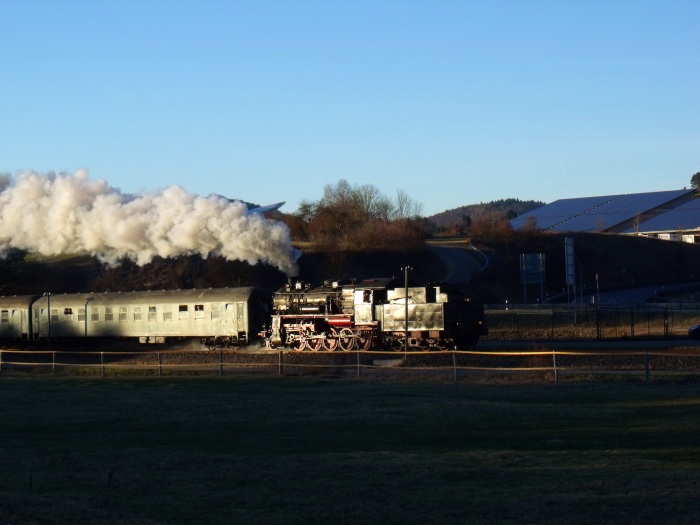 58 311 Tv mit Sonderzug „Sd 103“ aus Engstingen, etwa 1km vor Münsingen, um 16:28h am 10.12.2016