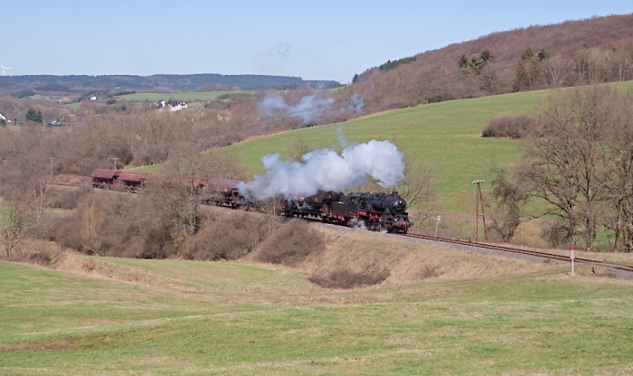 58 311 mit Güterzug „Nr.2“ aus Gerolstein vor der Einfahrt von Ulmen, am 06.04.2010