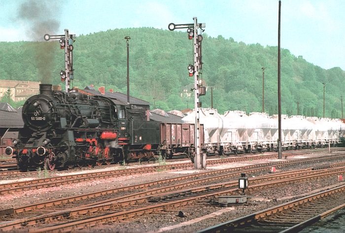 58 1800 vor Güterzug in Aue, Mai 1976