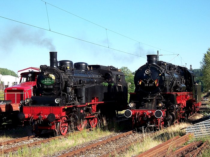 58 311 neben 75 1118 und V50 001 in Amstetten, am 01.07.2006