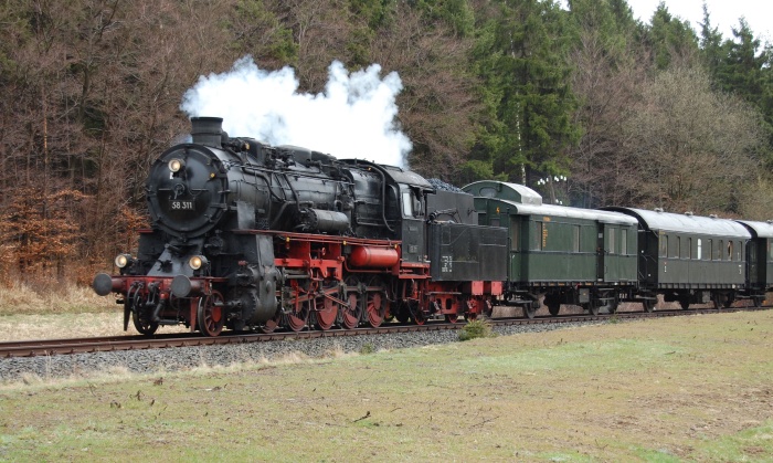 58 311 Personenzug Ulmen->Gerolstein, abwärts bei Betteldorf, am 04.04.2010