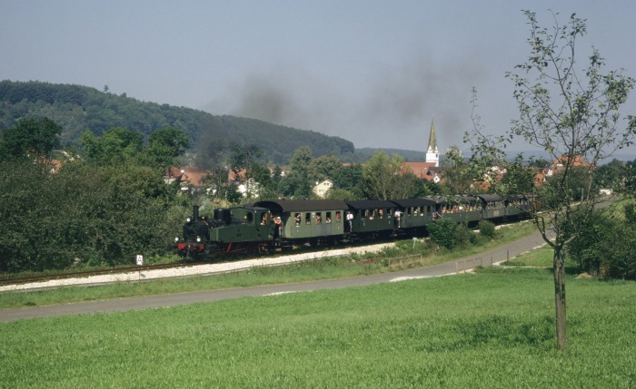 GES 11 mit Zug ->Neuffen hinter Linsenhofen, am 18.08.2002