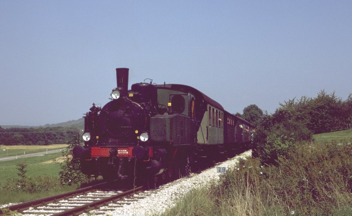 GES 11 mit Zug aus Nürtingen kurz vor Neuffen, am 18.08.2002