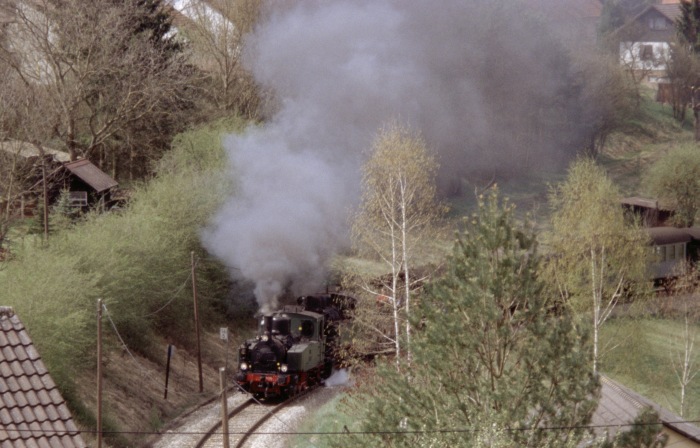 Nr.11 + Nr.16 mit Sonderzug Richtung Hechingen auf der HzL bei Stetten, am 25.04.2005