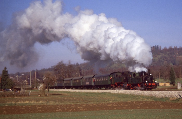 Nr.11 + Nr.16 mit Nikolauszug →Neuffen vor Linsenhofen, am 11.12.2005