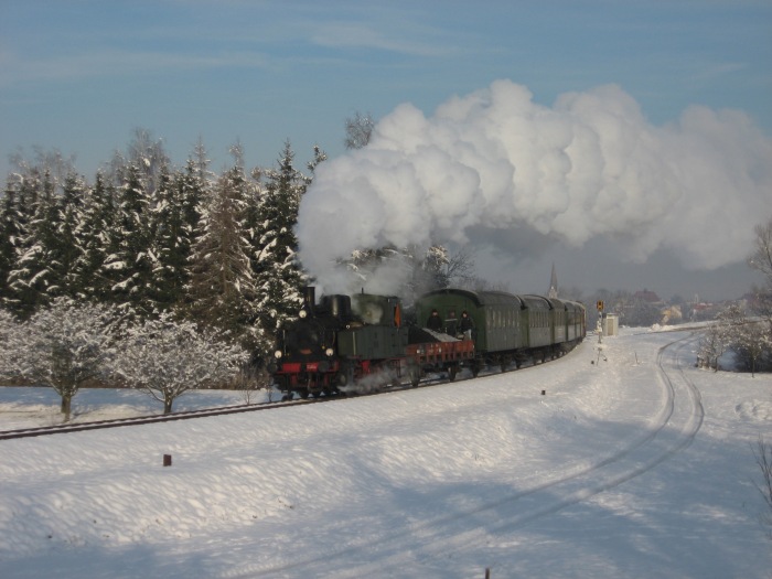Lok 11 der GES mit dem ersten Nikolauszug von Nürtingen nach Neuffen wird kräftig geschoben, zwischen Linsenhofen und Neuffen im schönen kalten Wintermorgen, um 9:55h am 14.12.2008
