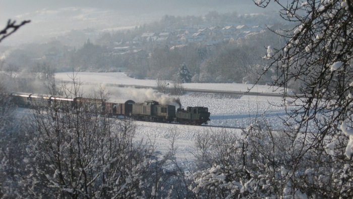 Lok 11 Tv + ex V100 (der DR!) mit Zug abwärts Richtung Nürtingen, in den Feldern unterhalb von Neuffen zwischen Neuffen und Linsenhofen um 10:40h am 14.12.2008