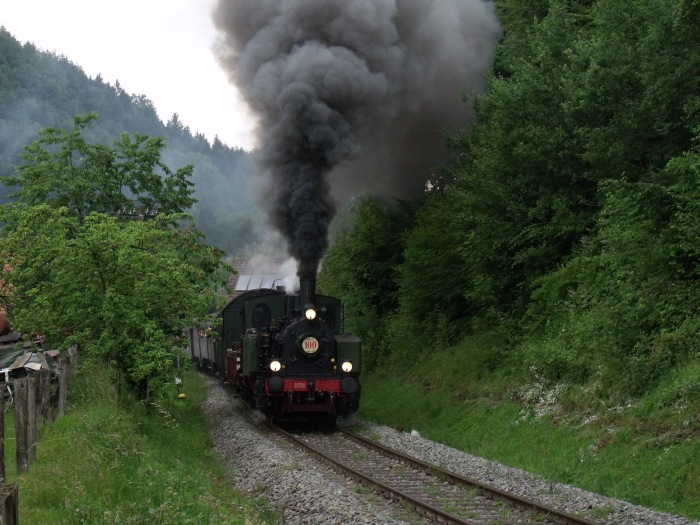 Lok 11 mit Zug Schorndorf-Welzheim hinter dem Strümpfelbach -Viadukt bei Steinbach, um 10:58h am 13.06.2011