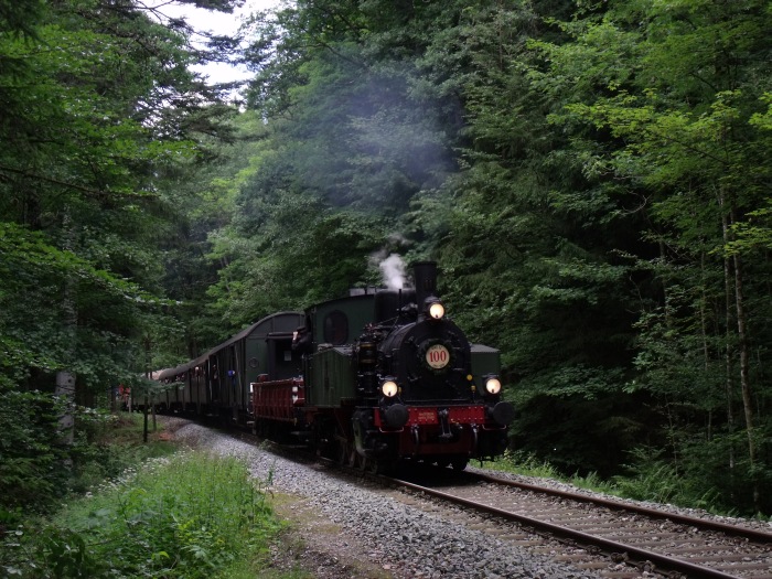 Lok 11 mit Zug Schorndorf-Welzheim im Wald zwischen Laufenmühle und Breitenfürst, um 14:00h am 13.06.2011