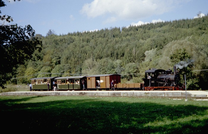 Lokomotive W.N.12 mit „GmP-“ Zug soeben im derzeitigen Endbahnhof Sägmühle eingetroffen und am Bahnsteig angehalten, um 14:45h am 12.09.2004
