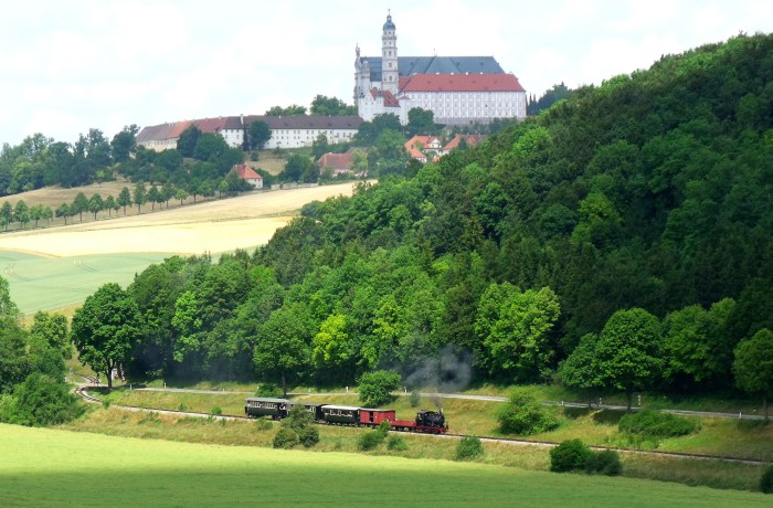 WN 12 mit Zug P 3 Neresheim->Sägmühle am Egautal, mit dem berühmten Kloster im Hintergrund, um 13:18h am 19.06.2014