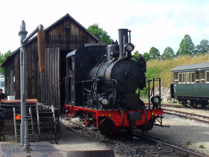 WN 12 wieder abends nach dem letzten Zug vor dem hölzernen Lokschuppen neben den Wasserkran gestellt, so wie hier um 17:05h am 19.06.2014