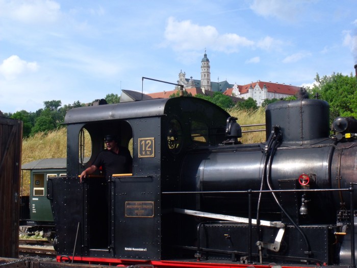 Die Anschriften bzw. Beschilderung von WN 12 und das Kloster darüber - nette Ansicht so zusammen, Neresheim Bw um 17:07h am 19.06.2014