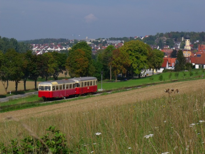 Triebwagen T33 als erste Zug „Tp 2“ zurück von Sägmühle, mit Beiwagen „TA 101“ auf der Steigung vor Neresheim, um 10:50h am 07.09.2014