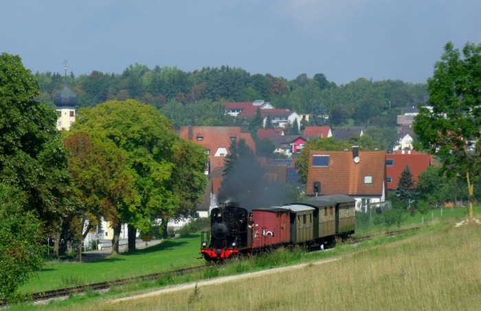 W.N.12 mit Zug P1 abwärts fahrend den einzigen “Berg” auf dieser Strecke, nämllich kurz hinter dem Ort Neresheim, um 11:25h am 07.09.2014