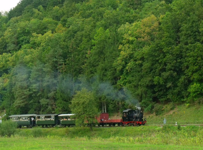 W.N.12 mit Zug P 5 Neresheim→Sägmühle am Egautal neben der Landstraße kurz hinter dem Haltepunkt Steinmühle, um 14:44h am 07.09.2014