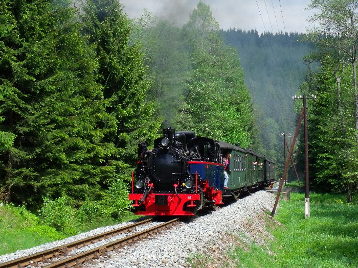 AQUARIUS C mit Zug 11 hinter der Schwarzwasserbrücke und dem Loreleifelsen, um 11:40h am 27.05.2012