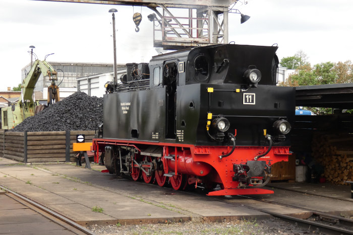 Lok 11 wird bereit gemacht für den Einsatz, nahe Kohlen-Kran im Bahnhof Benndorf, um 9:04h am 26.05.2022