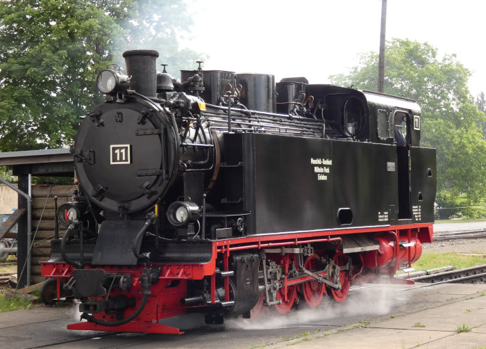 Lok 11 setzt um Richtung Bahnsteig im MBB-Bahnhof Benndorf, um 9:07h am 26.05.20022