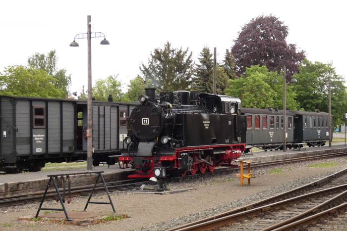 Lok 11 wartet noch einige Minuten am Bahnsteig im MBB-Bahnhof Benndorf, um Tv vor den (Info-) Zug zu kuppeln, 9:19h am 26.05.2022