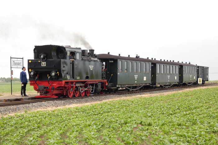 Lok 11 Tv mit Infozug nach Hettstedt-Kuperkammerhütte, Halt in Hp Thondorf, um 10:57h am 26.05.2022