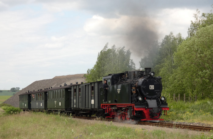 Lok 11  mit Regelzug →Benndorf weit vor Siersleben, in der kurzen Steigung nahe der Niewandtschachthalde neben der Hauptbahn, um 15:53h am 26.05.2022