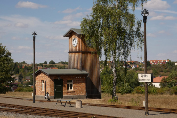 herrlich anzusehen: restaurierter Uhrenturm und die ganze Umgebung im jetzigen Bahnhof Hettstedt-Kupferkammerhütte, fotografiert am 03.09.2022 um 12:38h