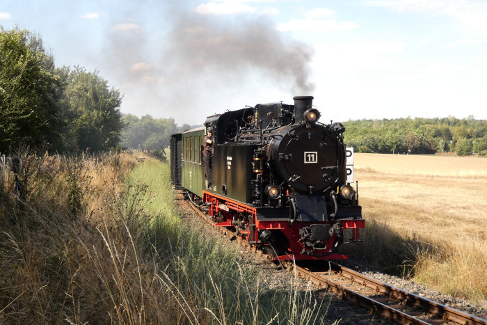 Lok 11  mit Sonderzug zurück Richtung Benndorf, etwa hundert Meter vor dem Hp Paradies (natürlich auch hier Durchfahrt...), um 13:27h am 03.09.2022