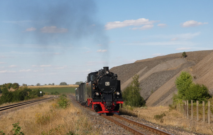 Lok 11  mit Museums-Planzug Kupferkammerhütte→Benndorf in der kurzen Steigung an der Niewandtschachthalde, um 15:50h am 03.09.2022