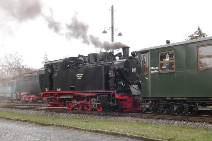 Lok 11 Tv steht schon um 8:25h am 01.04.2023 im Bahnhof Benndorf vor den „Infozug“ gekuppelt und bereit zur Bremsprobe und für die erst viel spätere Abfahrt