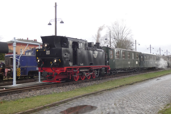 Lok 11 Tv steht schon um 8:25h am 01.04.2023 im Bahnhof Benndorf vor den „Infozug“ gekuppelt und bereit zur Bremsprobe und für die erst viel spätere Abfahrt