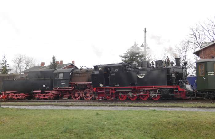 hinter Lok 11 Tv, die schon vor Infozu bereit steht, kann man 52 8029 erkennen, fotografiert in Benndorf um 8:30h am 01.04.2023