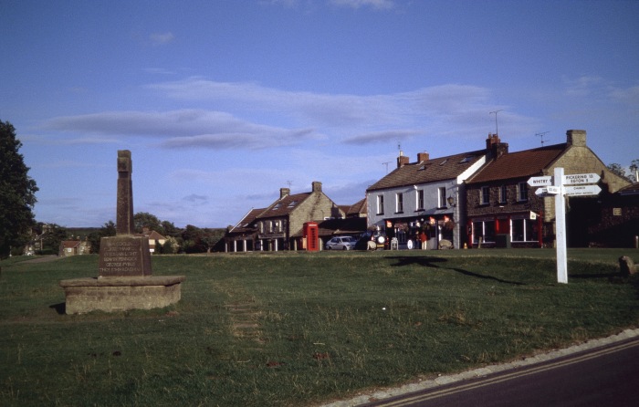 Der zentrale Dorfplatz mit den Shops in Goathland.