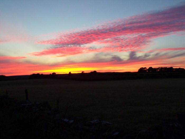 Nach einem schönen Sonnenuntergangan einem Abend Mitte August gibt es diesen schönen leuchtenden Himmel über der Hochebene östlich des Newton Dales zwischen Levisham Bahnhof und Levisham village